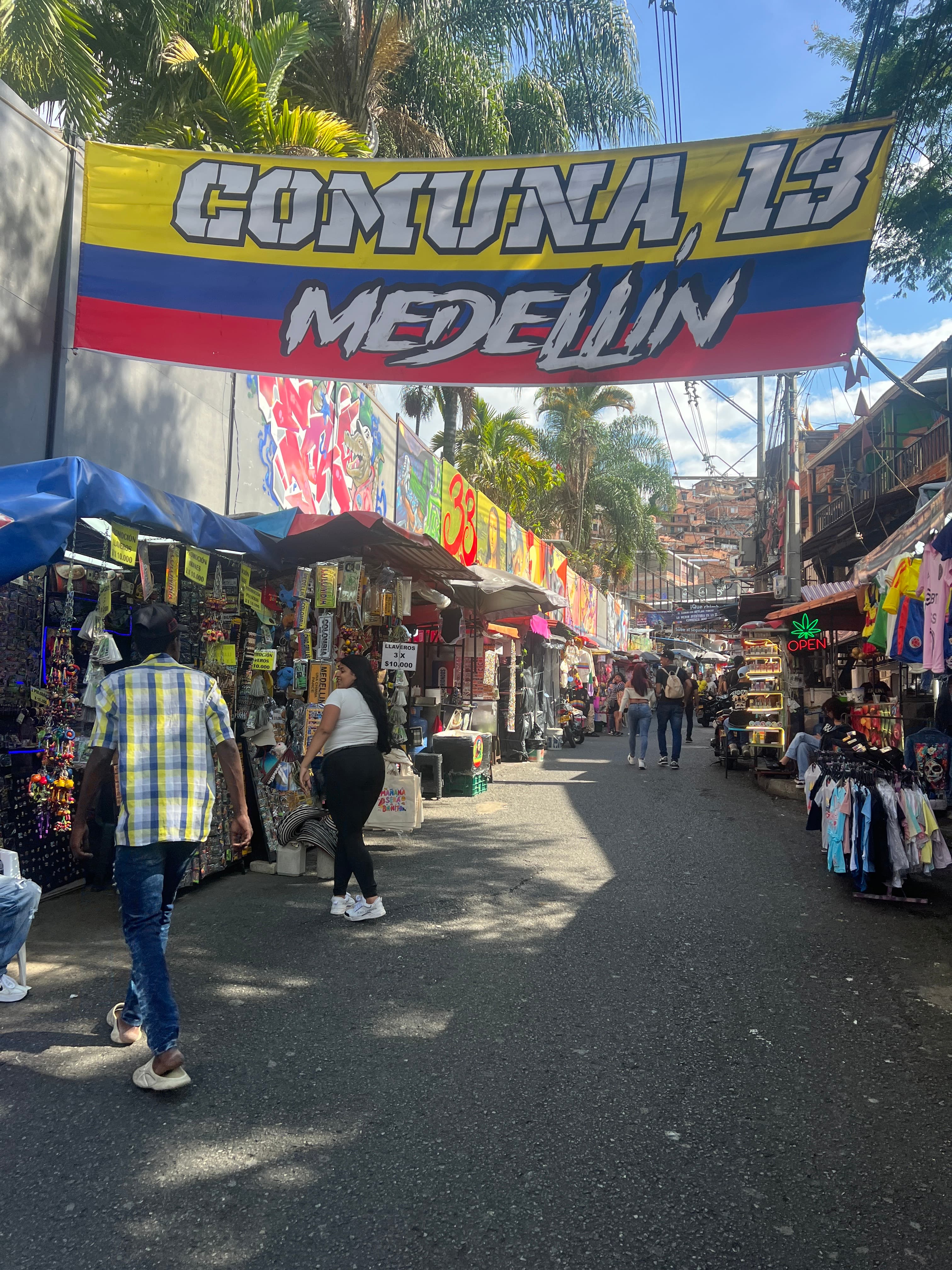 Guía recibiendo a visitantes en la Comuna 13